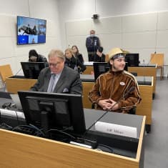Itä-Uudenmaan käräjäoikeudessa alettiin maanantaina 10. lokakuuta 2022 käsitellä helsinkiläisen ja espoolaisen katujengin ammuskelua. Kuvassa helsinkiläisjengin johtohahmona pidetty Milan Jaff, joka on aiemmin tuomittu kymmeneksi vuodeksi ehdottomaan vankeuteen.