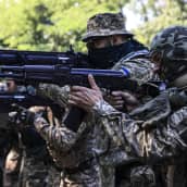 Ukrainalaisia sotilaita harjoittelemassa aseiden käyttöä.