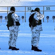 Joukko reserviläisiä on ammuntaharjoituksissa Oulun Hiukkavaaran ampumaradalla.