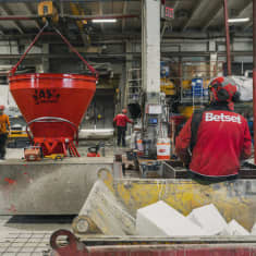 Työntekijät valmistautuvat valuun Betsetin tehtaalla Kyyjärvellä.