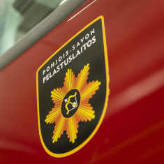 Pohjois-Savon Pelastuslaitoksen logo paloauton kyljessä.
