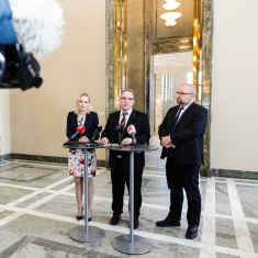 puheenjohtaja Riikka Purra, ryhmänjohtaja Jani Mäkelä ja puoluesihteeri Harri Vuorenpää.