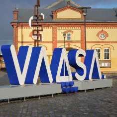 Vasa stads logo nere vid vattnet.