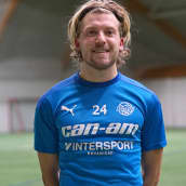 Hollantilainen jalkapalloilija Nino Roffelsen hymyilee jalkapallokentällä sinisessä paidassa kädet selän takana.