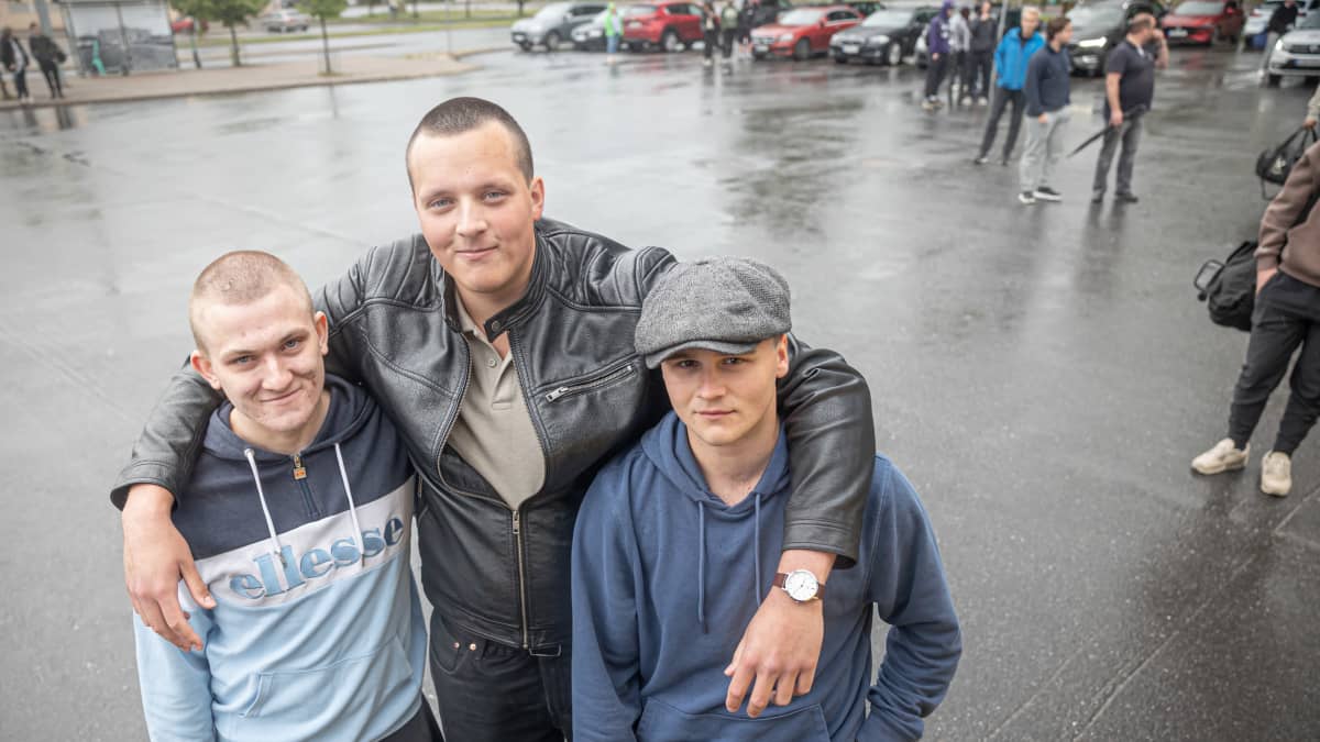 Alokkaat Milo Vähäsarja, Robin Viitala ja Ossi Honkala lähdössä asepalvelukseen.