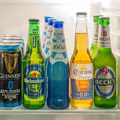 Olika sorter av alkoholfri öl i ett kylskåp.