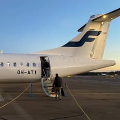 Matkustajia nousemassa koneeseen Helsinki-Vantaan lentoasemalla.