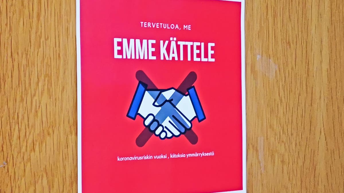 Emme kättele-lappu ovessa, Koronaviruksen takia.