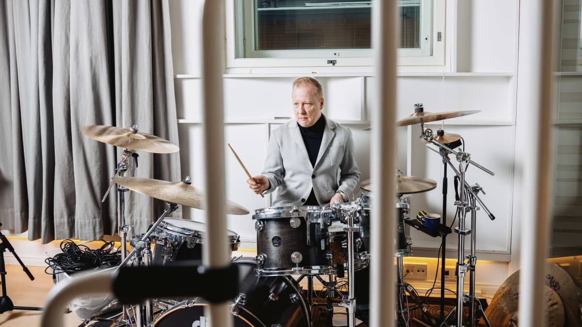 Kulttuurivieras rumpali ja muusikko Kalle Torniainen kuvattu treenikämpässä Espoossa.
