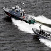 Rajavartiolaitoksen aluksia partiossa Helsingin edustalla.