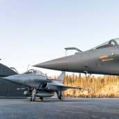 Kaksi Dassault Rafale-hävittäjää Satakunnan lennoston kentällä Pirkkalassa.