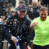 Max Verstappen juhlii Unkarin GP:n voittoa shampanja-suihkussa.
