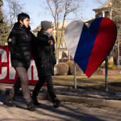 Kaksi poikaa kävelee Donetskissa, Itä-Ukrainassa