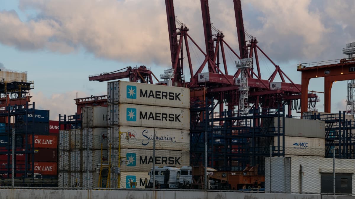 Maerskin kontteja päällekkäin satamassa Hong Kongissa.