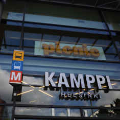 Skyltar utanför Kampen, Metroskylt, busskylt, picnic skylt