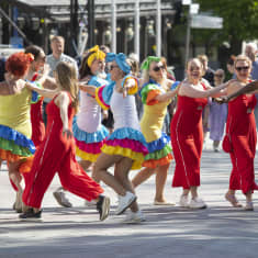 Kuopion SalsaStudioiden tanssiryhmä tanssii kadulla.
