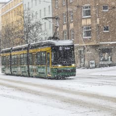 Raitiovaunu Helsingin kadulla. 