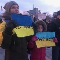 Nainen ja lapsi osallistuivat Ukrainaa tukevaan mielenilmaukseen Kokkolassa. Käsissään heillä on No war -kyltit.