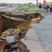 Kuva tien halkeamasta kovien sateiden ja tuulien seurauksena.