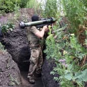 Ukrainalaissotilas asemassaan Avdiivkan rintamalla Donetskin alueella.