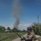 Ukrainalaiset sotilaat partioivat Itä-Ukrainan Donbasissa toukokuussa.