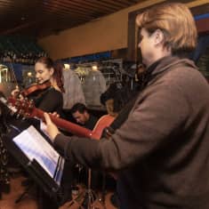 Bändi soittaa musiikkia Olutravintola Birgerissä.