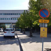 Seinäjoen matkakeskus eli rautatieasema edestä päin. Kuvassa myös takseja jonossa.