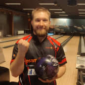 Joonas Jehkinen tuulettaa keilailuennätystä