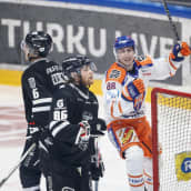 Charles Bertrand teki Tapparan toisen maalin SM-liigan finaaleissa.