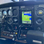 Lentokoneen ohjaamo, jossa etualalla GPS-välineistö. Näytöllä lukee, että GPS-signaalia ei löydy.