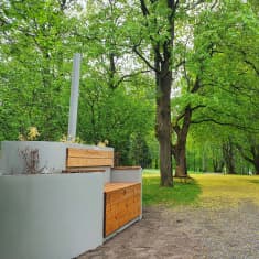 Tampereen Eteläpuistossa keväällä 2022 alkaneessa kokeilussa tarhamehiläisten pesä on sijoitettu puistonpenkkiin.
