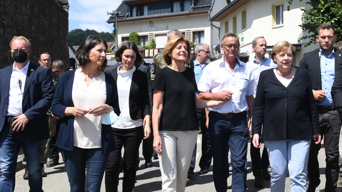 Angela Merkel går i Schuld tillsammans med bland annat Malu Dreyer, regeringschef i delstaten Rheinland-Pfalz.