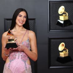 Dua Lipa poseeraa palkinnon kanssa.
