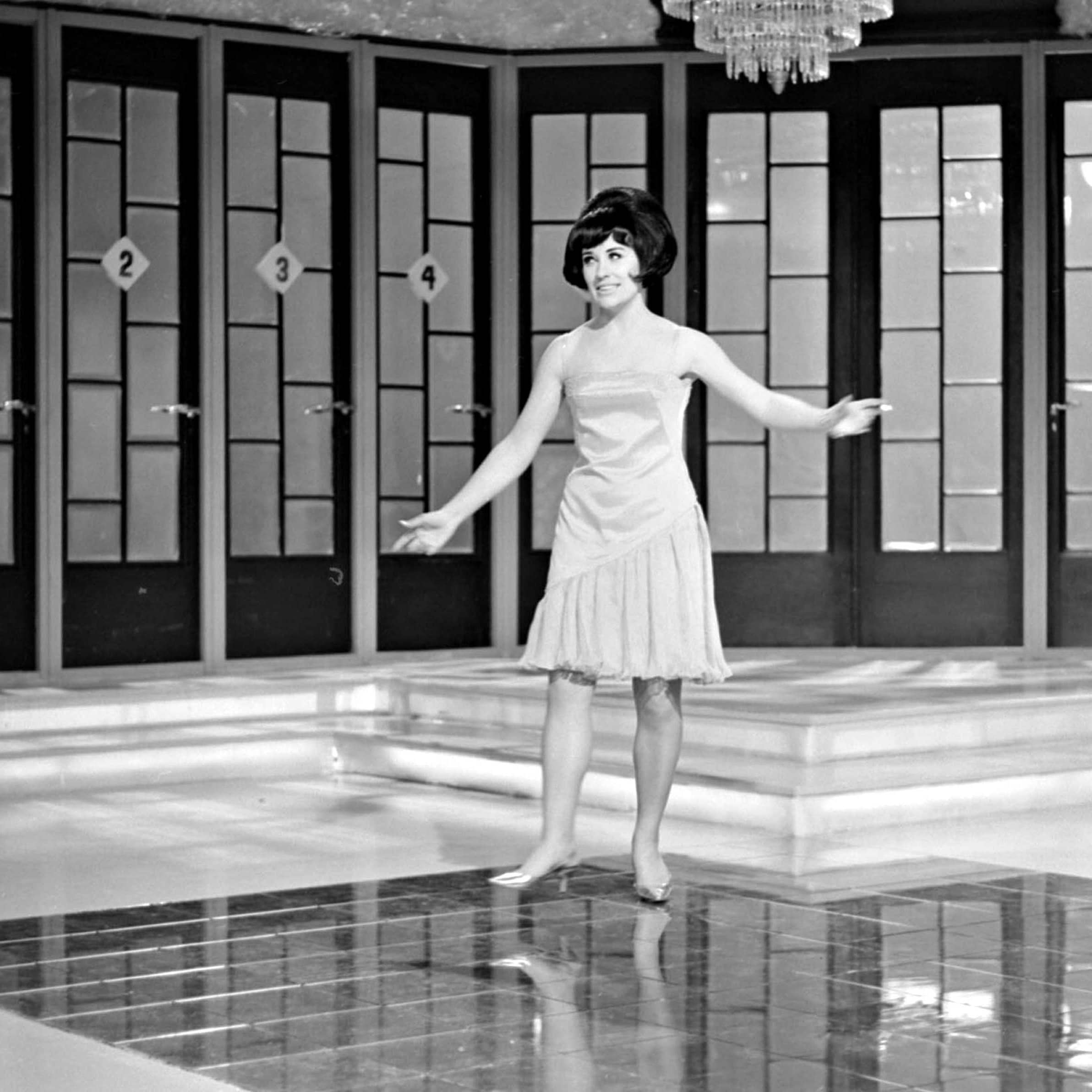 Yleisradion televisio-ohjelma "Kohti Luxemburgia" (Eurovision laulukilpailu 1966, Suomen karsinta, Euroviisut 1966). Laulaja Laila Kinnunen esittää kilpailukappaleen "Muistojen Bulevardi". 