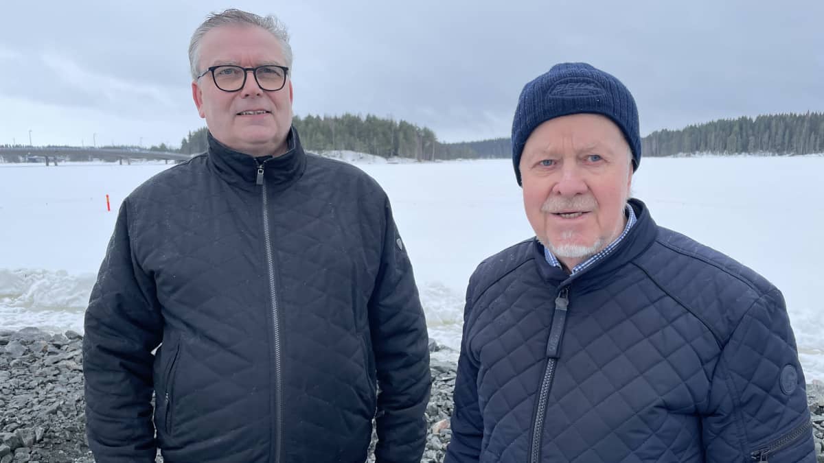 Bella Resort Oy:n toimitusjohtaja Tatu Naamanka (vas.) ja yrittäjä Raimo Sonninen odottavat rantasviittejä Kuopion Siikarantaan. 