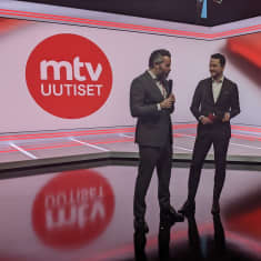 MTV:n uusi yleisstudio Vallilassa. Kuvassa MTV Oy:n toimitusjohtaja Johannes Leppänen ja juontaja Jaakko Loikkanen.