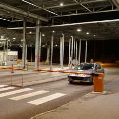 Auto odottamassa raja-asemalla.