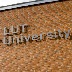 LUT University -kyltti Lappeenrannan LUT-yliopiston seinässä.