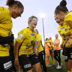 KuPS juhlii jalkapallon naisten Suomen mestaruutta.