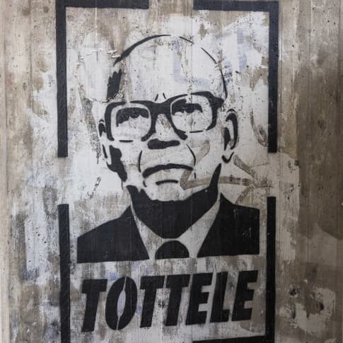 Betoniin maalattu graffiti presidentti Kekkosesta, jonka alapuolella on teksti: tottele