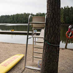 Kuusijärvi beach and lifeguard stand.