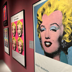 Andy Warholin Marilyn Monroeta esittäviä julisteteoksia seinällä. 
