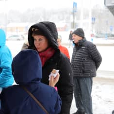 Kokoomuksen kansanedustaja Anne-Mari Virolainen keskustelee vaalikansan kanssa sankassa lumisateessa.