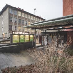 En byggnad i rött tegel. På en skylt står det "Kulttuuritalo".