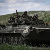 Ukrainalaisia sotilaita istuu panssaroidun ajoneuvon päällä Itä-Ukrainassa Donbasin alueella.