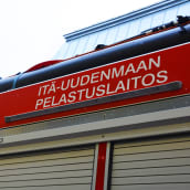 På bilden synns övre delen av en brandbil och texten Itä-uudenmaan pelastuslaitos.