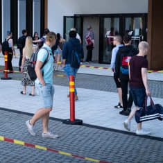 Metropolian Myllypuron toimipisteen sisäpihalla pääsykokeisiin tulijoita.