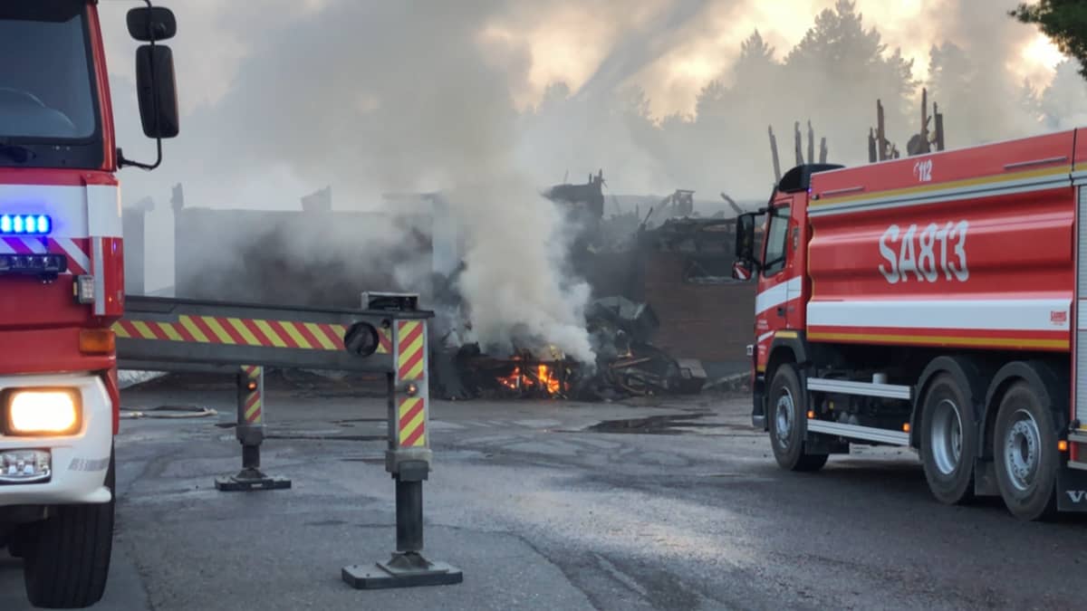 Hiittenharjun hotellipalo Harjavallassa 14.7.2021. Kuvassa myös paloauto.