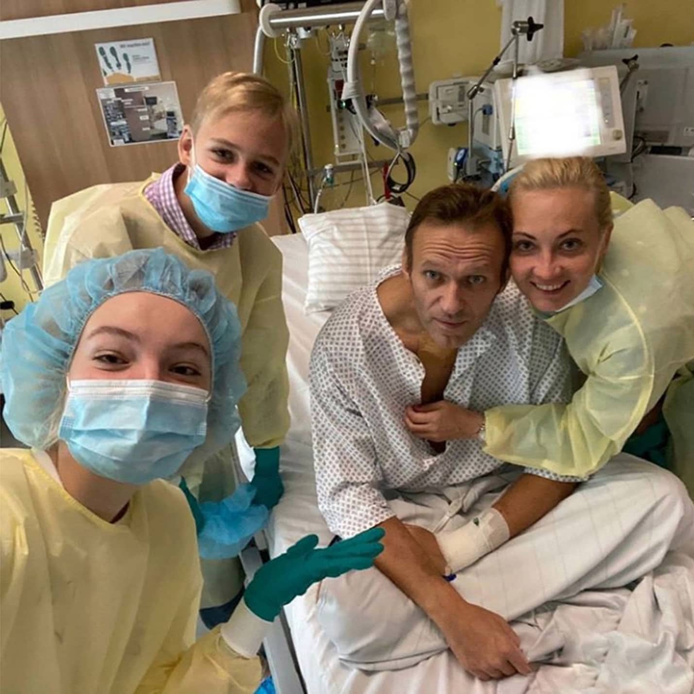 Aleksei Navalnyi perheensä ympäröimänä sairaalasängyssä.