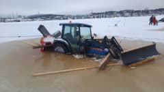 Traktori on pudonnut heikoilla jäillä osin veden varaan.